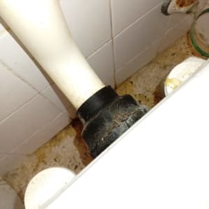 צינור מים עם חלודה על הקיר