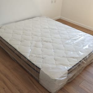 רצפת פרקט עץ חום בחדר שינה