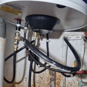 דוד שמש עם צינורות וחיבורים