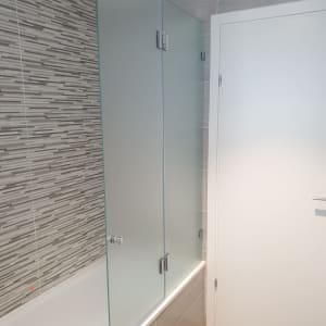 דלת זכוכית למקלחת עם אריחים אפורים