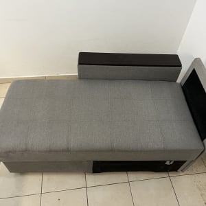 ספה אפורה על רצפת אריחים, קיר לבן