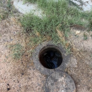 פתח ביוב פתוח עם מכסה בצד