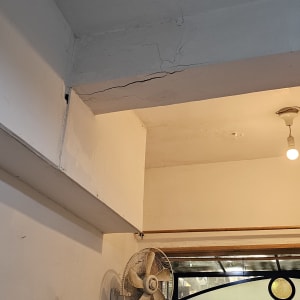 קיר עם סדקים, מאוורר ותאורה בחדר