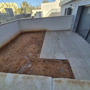 שטח אדמה מרוצף ליד בניין מגורים