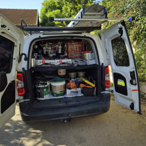 רכב עבודה פתוח עם כלים וחומרים לגג