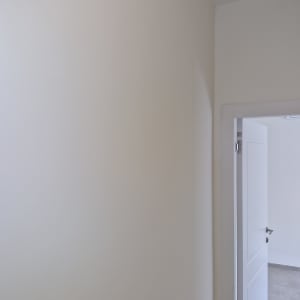 קיר צבוע בלבן עם דלת פתוחה