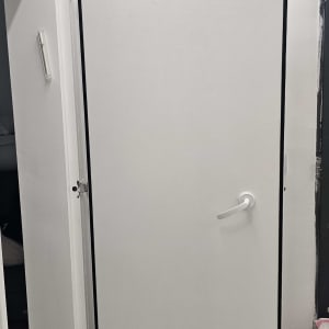 דלת לבנה עם ידית בחדר פנימי