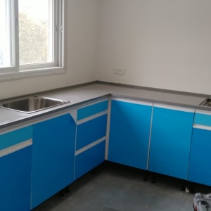 שיש אפור במטבח עם ארונות כחולים