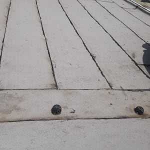 גג אטום עם יריעות ביטומניות ונקודות ניקוז