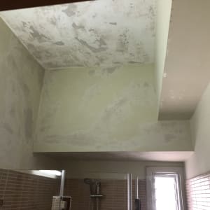 קירות ותקרה עם קילופי צבע בתהליך שיפוץ
