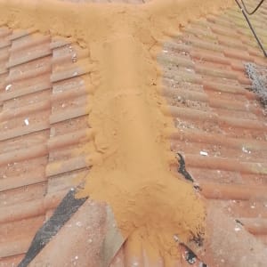 תיקון גג רעפים עם חומר איטום חום