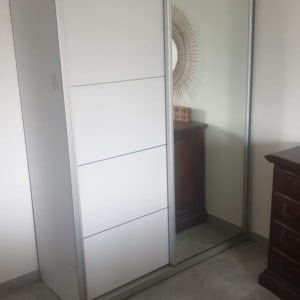 ארון בגדים עם דלתות הזזה ומראה