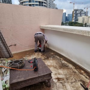 אדם משתמש במשאית ואקום לניקוי מרפסת מלוכלכת