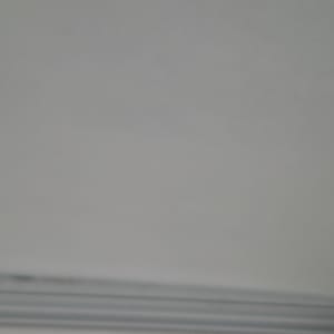 תקרה צבועה בגוון אפור בהיר עם קווים דקים