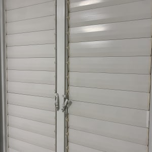 תריסים לבנים עם ידיות מתכת לניקוי