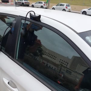 כלי פריצה לרכב על חלון מכונית לבנה