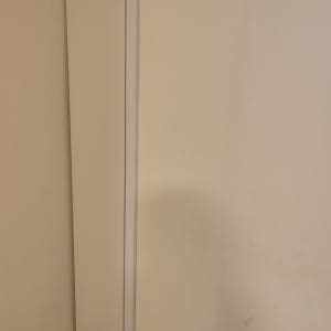 ארון עץ לבן עם דלתות סגורות