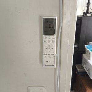 שלט רחוק למזגן מותקן על קיר