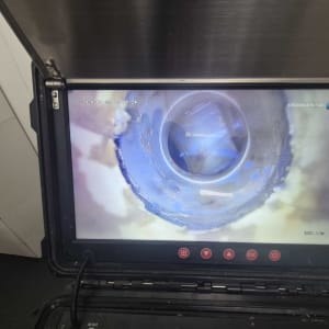 צילום מסך של צינור עם מצלמה פנימית