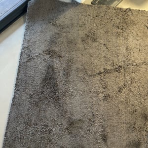 שטיח כהה עם כתמים על הרצפה