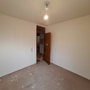 חדר צבוע עם דלת פתוחה ונורה בתקרה