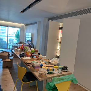 שולחן עם מוצרי מזון, קופסאות וארגזים לארגון הבית