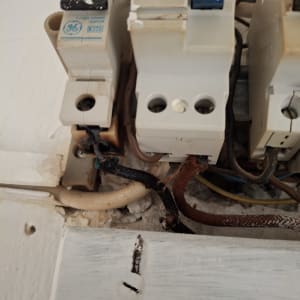 מפסקי חשמל וחוטים חשופים בלוח חשמל