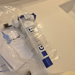 חלקי אינסטלציה על משטח עבודה