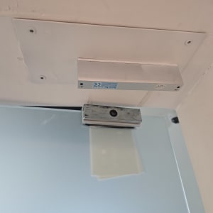 מנעול מגנטי מותקן על דלת זכוכית