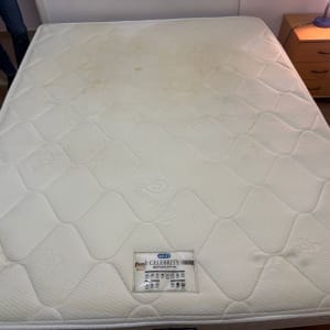 מזרן עם כתמים לפני ניקוי