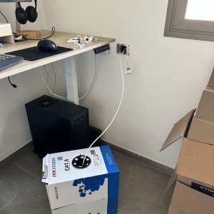 כבל רשת CAT6 יוצא מקופסה ליד שולחן עבודה