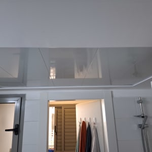 תקרת גבס עם לוחות מבריקים בחדר אמבטיה