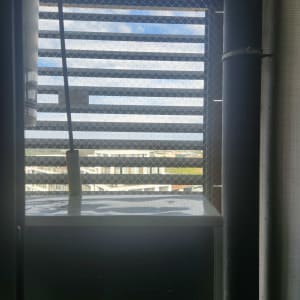 רשת הגנה על חלון למניעת כניסת יונים