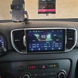 מערכת מולטימדיה לרכב מציגה תחנת רדיו FM