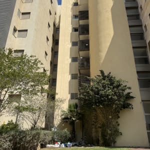 בניין גבוה עם ציוד עבודה בחזית