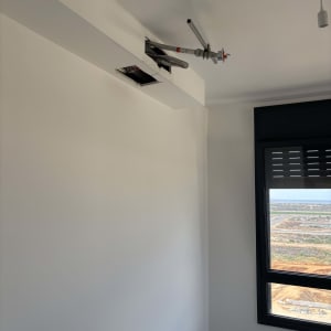 מערכת כיבוי אש מותקנת בתקרה ליד חלון
