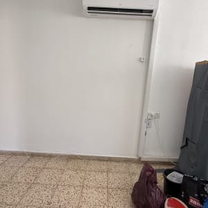 חדר עם מזגן, ארון מכוסה, שקיות על הרצפה