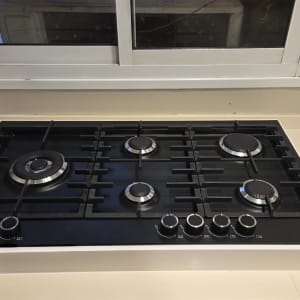 תנור גז עם כפתורים במטבח