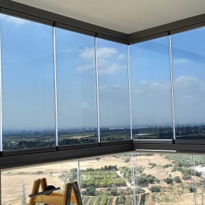 חלונות זכוכית גדולים עם נוף עירוני