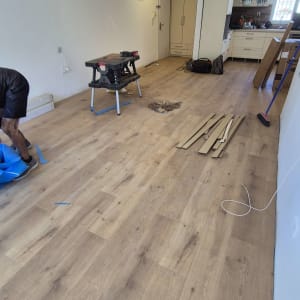 רצפת פרקט עץ עם לוחות וכלי עבודה