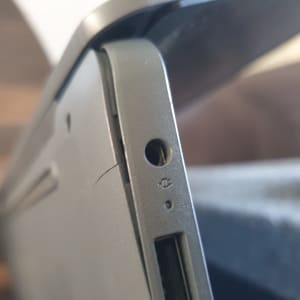 מחשב נייד עם שקע אוזניות וסדק במארז