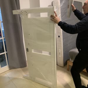 אדם עוטף דלת בניילון נצמד