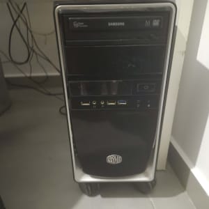 מארז מחשב נייח מבית Cooler Master מונח על מעמד נייד