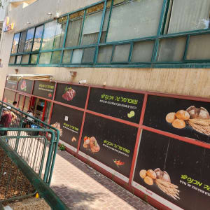 חלונות מלוכלכים עם סימני לכלוך ואבק