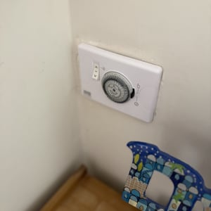 מתג טיימר אנלוגי מותקן על הקיר