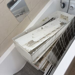 חלקי מזגן מפורקים באמבטיה לניקוי