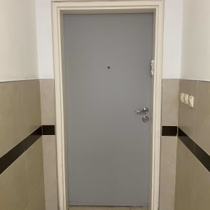 דלת אפורה עם ידית כסופה ומנעול