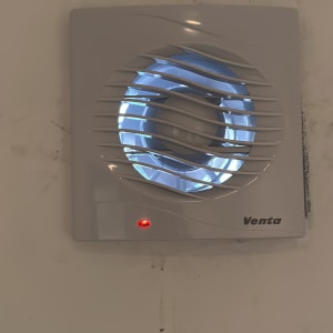 מאוורר קיר עם תאורה כחולה
