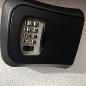 מנעול קומבינציה עם מספרים על קיר