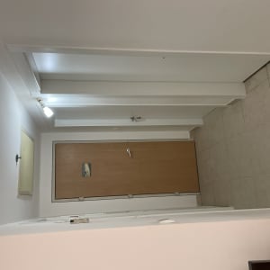 דלת עץ עם ידית כסופה ומפתח תלוי